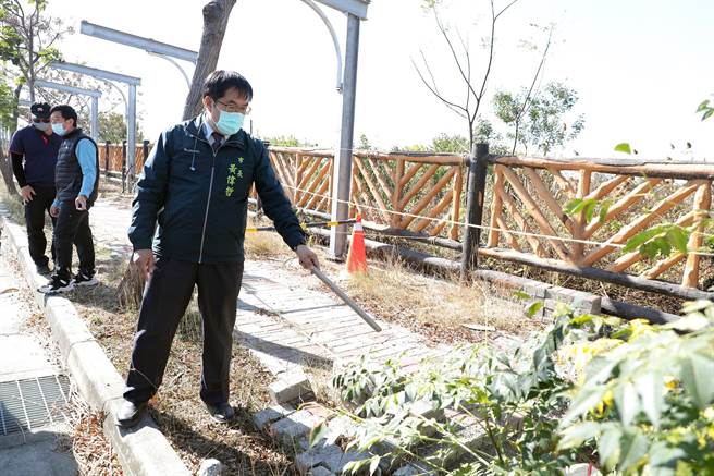 台南市政府出租安南区海尾路段的人行道供厂商设置太阳能设施，市长黄伟哲带队视察时，发现多项施工缺失。（市府提供／洪荣志台南传真）