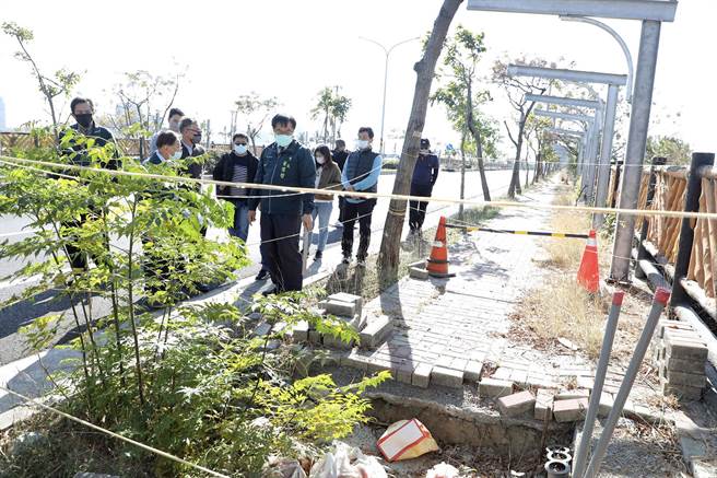 台南市政府出租安南区海尾路段的人行道供厂商设置太阳能设施，市长黄伟哲带队视察时，发现多项施工缺失。（市府提供／洪荣志台南传真）