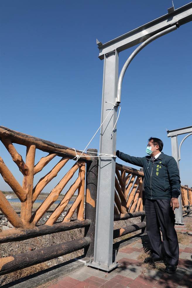 台南市政府出租安南区海尾路段的人行道供厂商设置太阳能设施，市长黄伟哲带队视察时，发现多项施工缺失。（市府提供／洪荣志台南传真）