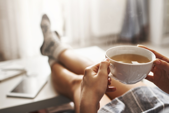 喝無糖茶可能讓人吃下較多零食，攝取較多熱量，而引起肥胖。(示意圖/ Shutterstock )