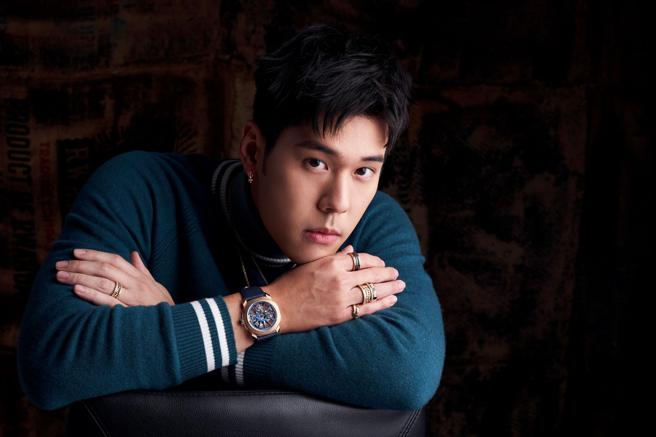 周予天因参加《全明星》身材更结实，不排斥接下来挑战写真集，佩戴宝格丽B.ZERO1项炼与戒指、OCTO ROMA TOURBILLON SAPPHIRE陀飞轮腕表。（JOJ PHOTO摄、专题企画／中时时尚、 服装提供／Loro Piana）