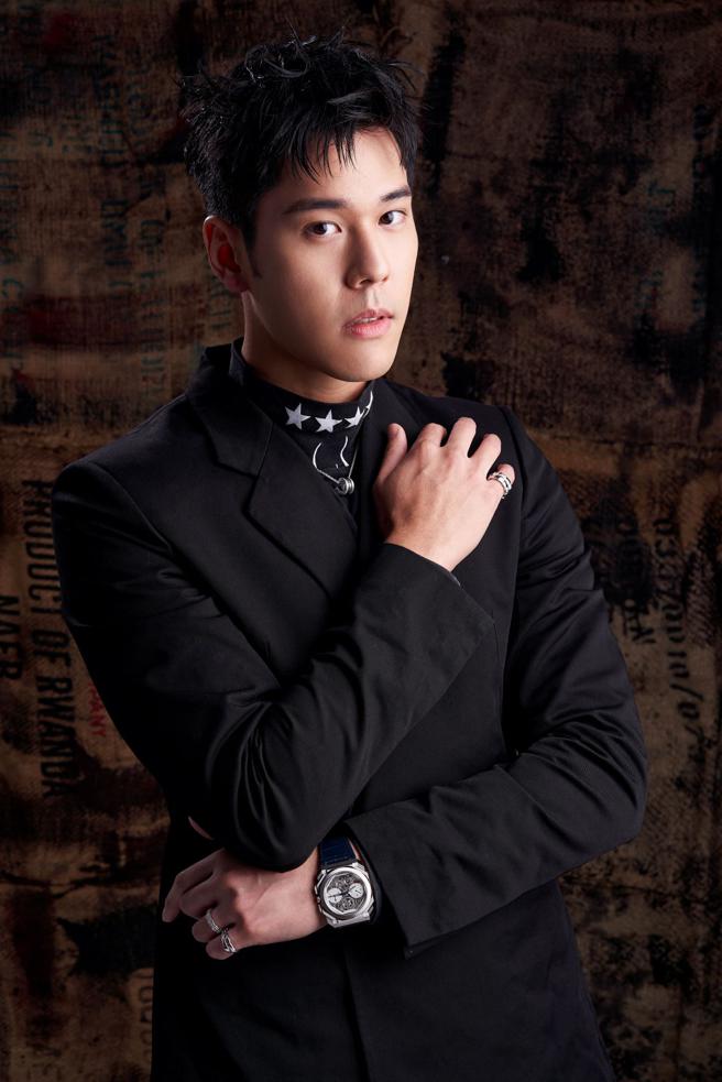 周予天首度挑战BL剧《我的牙想你》，深受纯情派腐女的喜爱，佩戴宝格丽B.ZERO1项炼、SERPENTI VIPER系列钻戒与OCTO FINISSIMO镂空陀飞轮计时码表。（JOJ PHOTO摄、专题企画／中时时尚、服装提供／Givenchy）