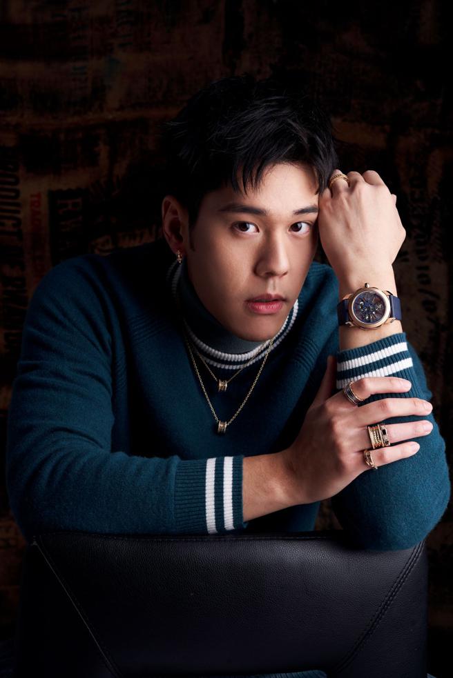 周予天因参加《全明星》身材更结实，不排斥接下来挑战写真集，佩戴宝格丽B.ZERO1项炼与戒指、OCTO ROMA TOURBILLON SAPPHIRE陀飞轮腕表。（JOJ PHOTO摄、专题企画／中时时尚、服装提供／Loro Piana）