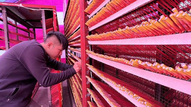 廣福軒負責人張哲嘉（圖中）為感念關聖帝君神威顯赫，讓親友過去一年平安健康，特別製作超大炮城獻給神明。（張毓翎攝）★《中時新聞網》提醒您：民俗信仰僅供參考，請勿過度迷信！