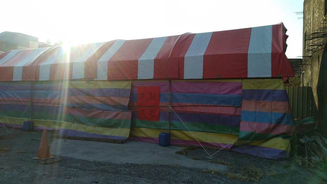 台南鹽水蜂炮進入倒數階段，此時走訪鹽水市區，可見街道上一座座布棚，裡面架設即將在周末施放的蜂炮、煙火。（讀者提供／張毓翎台南傳真）