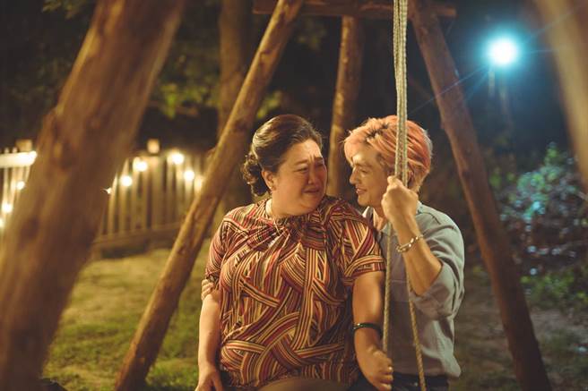 锺欣凌（左）与炎亚纶在《我的婆婆》电影版中有场意外的吻戏。（威视提供）