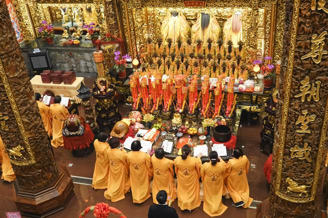 农历正月初九天公生，台北市松山奉天宫诵经团在庙内诵经祝祷。（黄子明摄）
