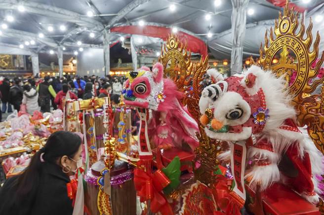 农历正月初九天公生，民眾准备各式金纸供品，前往台北市松山奉天宫拜天公。（黄子明摄）