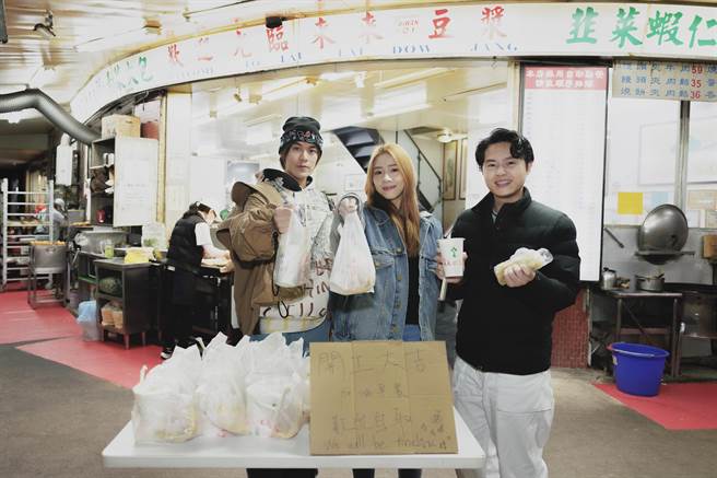 告五人开工日快闪送暖心早餐。（相信音乐提供）