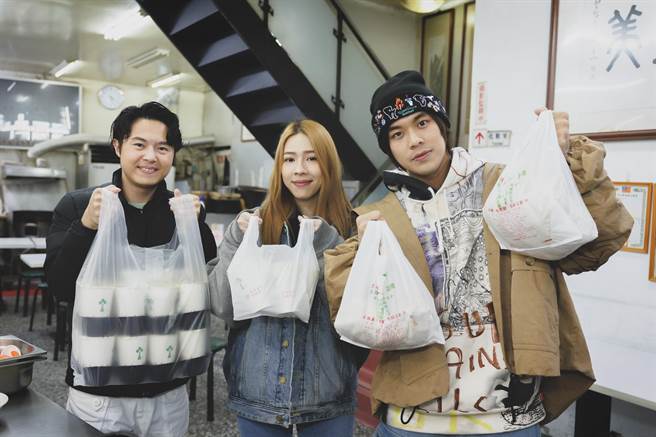 告五人今清晨5点顶着低温寒流暖心分送早餐。（相信音乐提供）