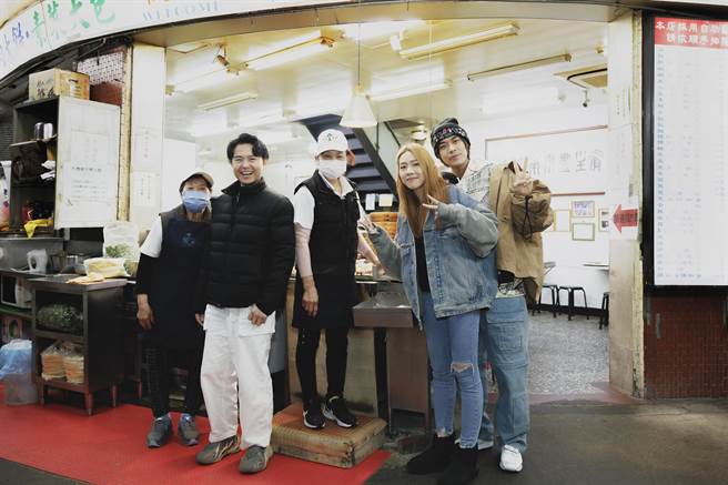 告五人与从深夜辛勤工作的早餐店员合影。（相信音乐提供）