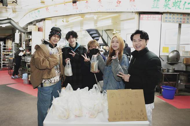 告五人今快闪早点店发送「开工早餐」让歌迷又惊又喜。（相信音乐提供）