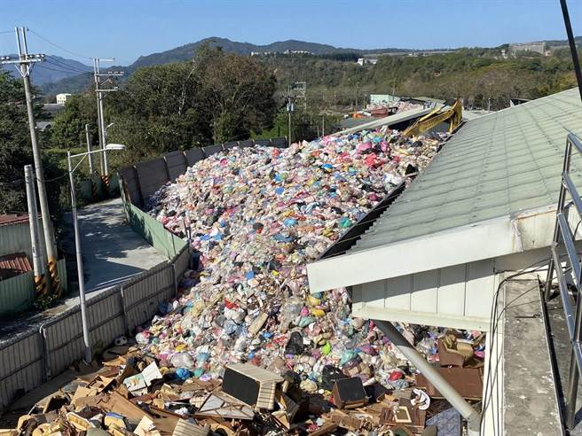 埔里镇清洁队旁堆置场的垃圾量累计逾1200吨，出现清洁队快被垃圾吞没奇景。（南投县环保局提供／杨静茹南投传真）