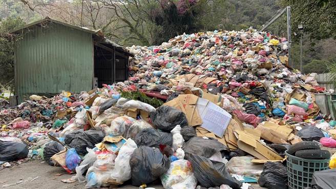 春节连假大批游客涌至仁爱乡清境、合欢山旅游，仁爱乡公所清洁队收运的垃圾已堆成一座小山。（南投县环保局提供／杨静茹南投传真）