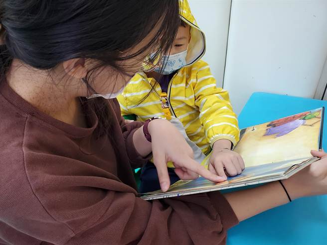 透过家长陪伴孩子绘本共读，能提升语言治疗训练的成效。（台北医院提供）