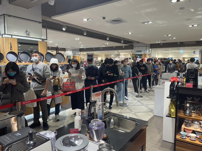 SOGO百貨台北店新年假期業績對比去年成長30%，初一福袋排隊人潮更勝以往。（SOGO提供）