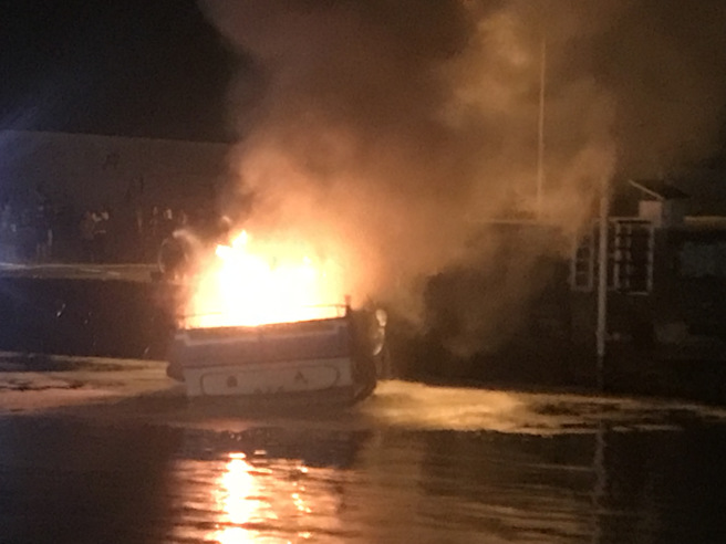 开工就火烧船！小琉球渔船狂冒大火 整艘全面燃烧照亮夜空 。(戴志扬翻摄)