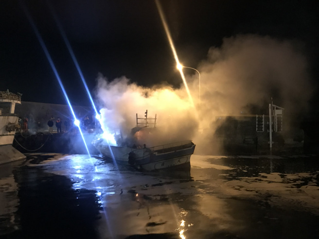 开工就火烧船！小琉球渔船狂冒大火 整艘全面燃烧照亮夜空 。(戴志扬翻摄)