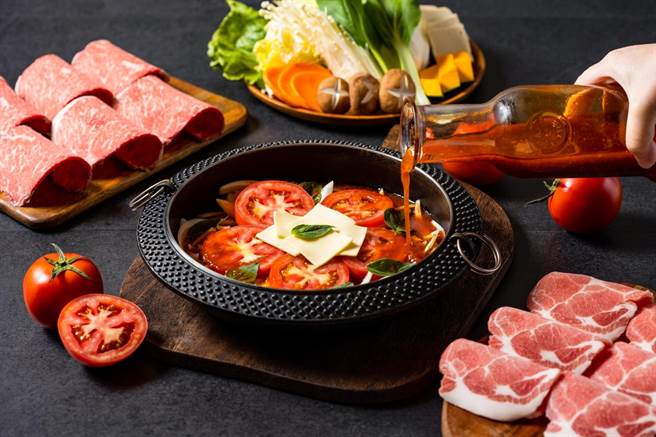 日式壽喜燒品牌MO-MO-PARADISE冬季限定湯底「瑪格麗特鍋」，靈感源自義式瑪格麗特比薩。（三澧企業提供）