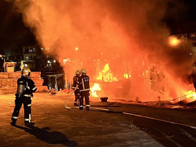 小琉球渔船狂冒大火，整艘陷火海照亮夜空。(戴志扬翻摄)