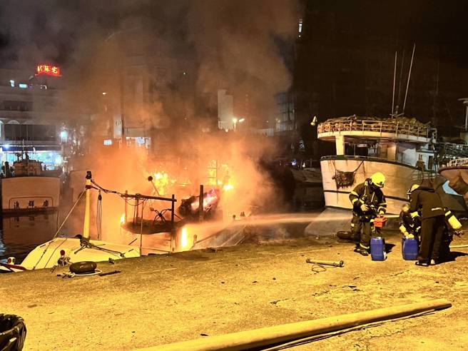 小琉球渔船狂冒大火，整艘陷火海照亮夜空。(戴志扬翻摄)