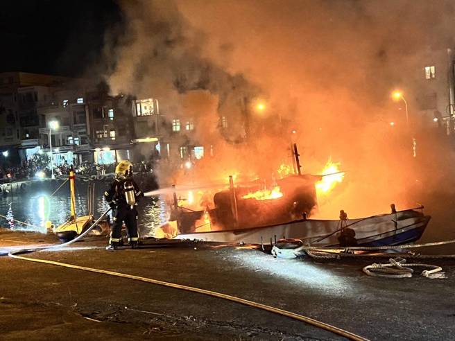 小琉球渔船狂冒大火，整艘陷火海照亮夜空。(戴志扬翻摄)