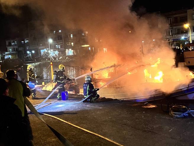 小琉球渔船狂冒大火，整艘陷火海照亮夜空。(戴志扬翻摄)