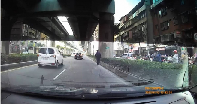 中和警方在巡逻时发现有许多钞票遗失，立刻下车帮捡并通知失主。（图／翻摄画面）