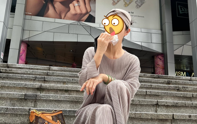 方文琳在新加坡大方做自己，直接在路邊吃美食。（圖／FB@方文琳）