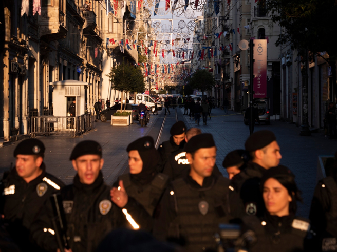 美国大使馆在安全警报更新中指出，西方人经常出入地区「可能即将遭到恐怖分子的报復性攻击」，尤其是土耳其第一大城伊斯坦堡贝伊奥卢（Beyoglu）、加拉达（Galata）、塔克辛（Taksim）、独立大街（Istiklal Avenue）等地；图为去年11月，伊斯坦堡闹区独立大街（Istiklal Street）爆炸案。
(图／shutterstock)
