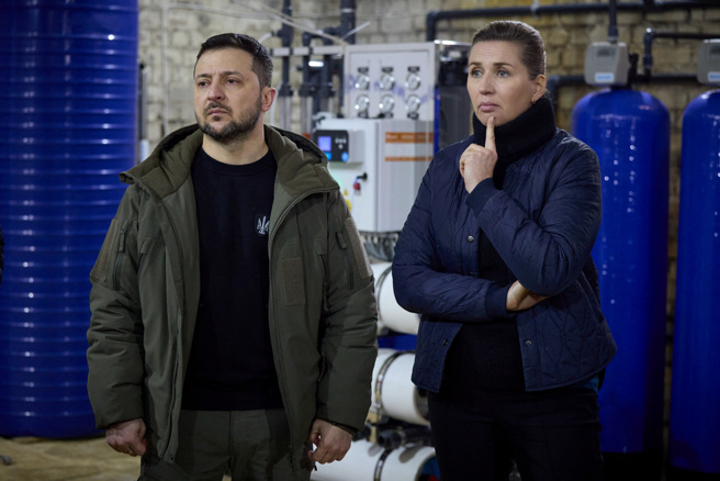 乌克兰总统泽伦斯基（Volodymyr Zelensky）与丹麦总理佛瑞德里克森（Mette Frederiksen）参观由丹麦资助的加水站。(图/路透社) 