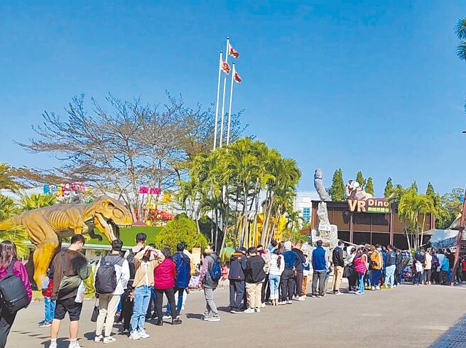 中台湾天气暖和舒适，带动大型主题乐园游客人潮倍增、业绩衝出红盘！图／剑湖山提供