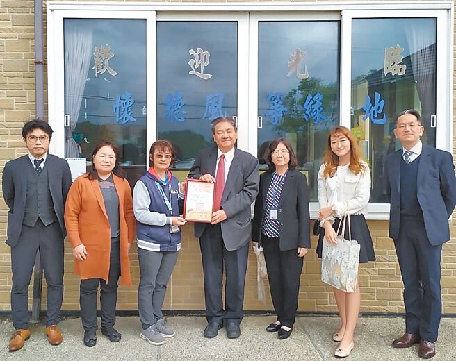 合库投信至怀德风筝缘地育幼院致赠专款，怀德风筝缘地育幼院院长陈玉秀（左三）、合库投信董事长林柏裕（右四）、合库投信总经理黄慧文（右三）合影。图／合库投信提供