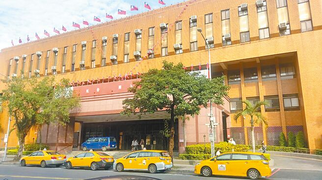 知名百货公司楼管窜改消费纪录，诈取公司389万多元的电子、纸本商品券，遭台北地检署(见图)起诉。(本报资料照片)