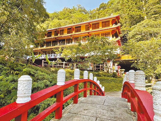 新北市去年仅成功辅导1家违法旅宿业者转型，业者感嘆「进展有点慢」。图为新北市乌来区合法旅宿「云仙大饭店」。（云仙乐园提供）