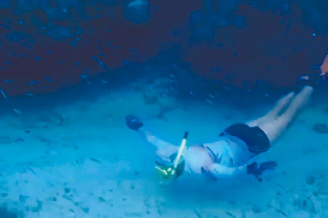 导游「小齐」疫情期间曾到超商打工，还兼职外送，后来依个人兴趣发展，顺利找到潜水教练工作。（小齐提供／蔡依珍桃园传真）