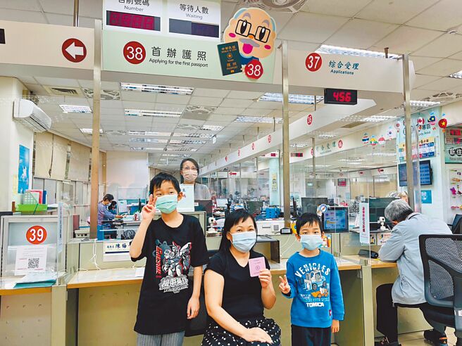 疫情解封，桃园市各地户政事务所涌现大量申办护照人潮，去年9月到12月共申办4922件，与前年同期相比飙升758％。（赖佑维摄）
