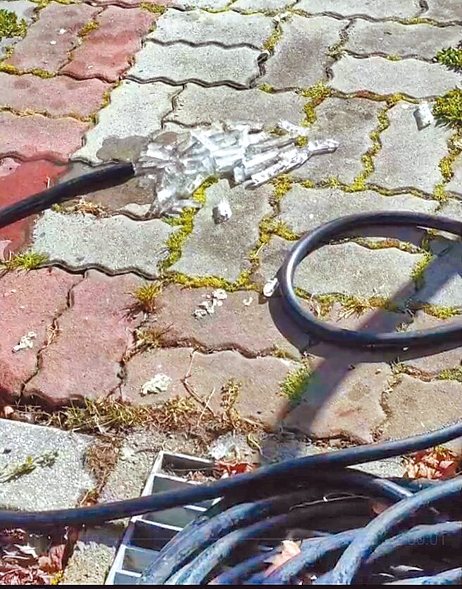 和平警分局勝光派出所的水龍頭一打開，水管噴出一塊塊的冰塊，相當療癒。（和平警分局提供／陳淑娥台中傳真）