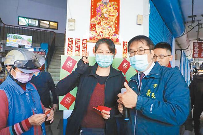 台南市长黄伟哲（右一）29日到白河市场发抵用券，吸引大批民眾排队领取。（台南市政府提供／张毓翎台南传真）