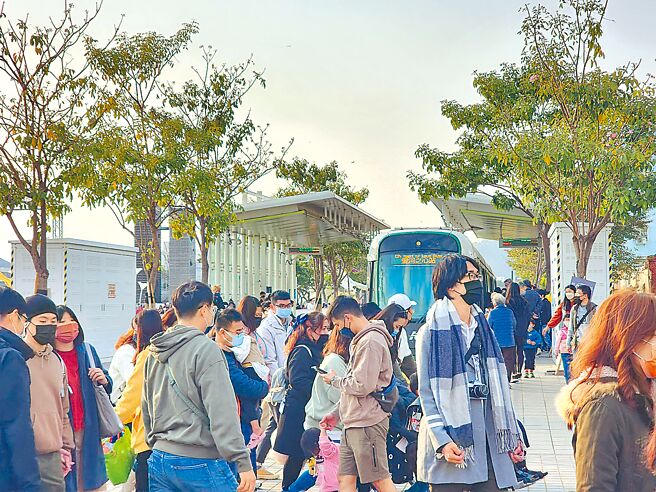 高雄捷运与高雄轻轨在新春期间运量开红盘，其中以转运站和百货公司、驳二艺术特区与西子湾，是民眾出游的最爱去处。（高捷公司提供／洪靖宜高雄传真）
