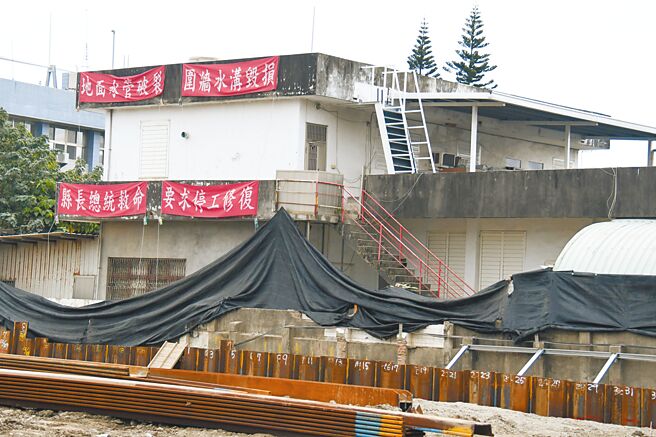 施工中的台东市「海滨好室」社会住宅，造成周边民宅受损，住户拉红布条请「县长总统救命」。（庄哲权摄）