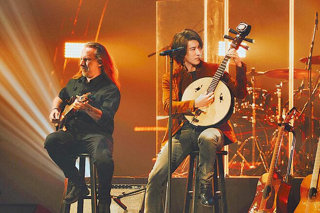 王力宏（右）演唱会上以「中阮」边弹边唱。（宽鱼国际提供）