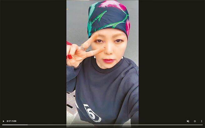 阿妹昨开直播帮弟弟位于台东市的餐厅宣传。（摘自IG）