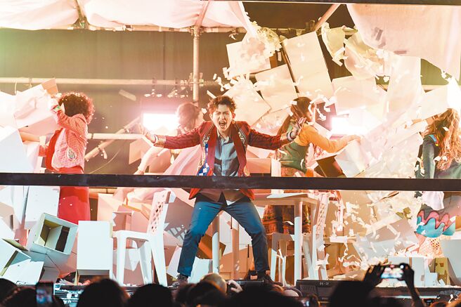 博恩昨首度登上台北小巨蛋與《極限震撼》一同演出。（寬宏藝術提供）