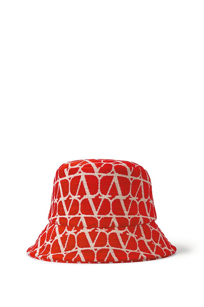 Valentino休閒感極佳的紅色V Logo漁夫帽，低調不張揚又有個性。（Valentino提供）