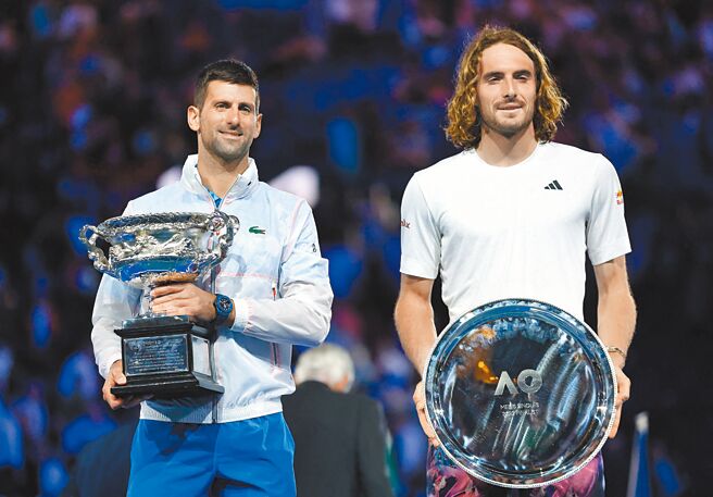 乔柯维奇（左）昨天又给西西帕斯好好上了一课。（路透）