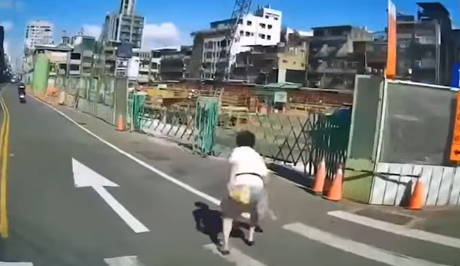 日本YouTube分享台湾货车左转时差点撞上过斑马线的妇人，妇人当场快步倒退、跌坐路边，该影片短短7天在日本吸引近235万观看次数。（翻摄自YouTube频道「TikTokまとめ登録者1万目标」）