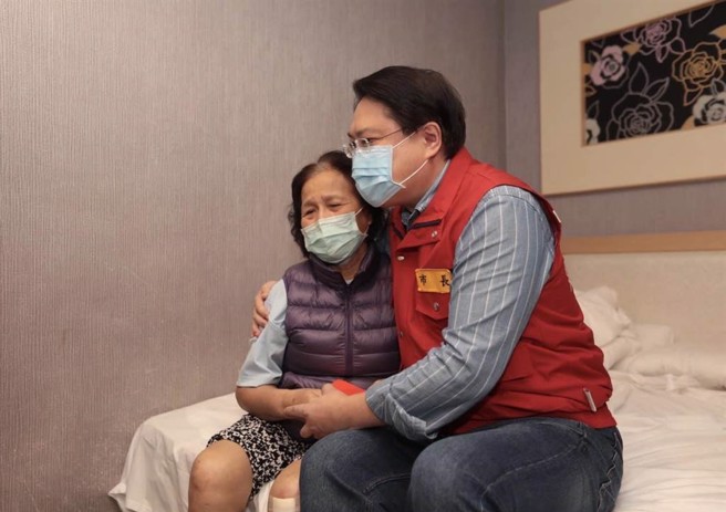 即将接任内政部长的前基隆市长林右昌(右)，在脸书发文直指民进党败选原因。（图取自林右昌脸书）