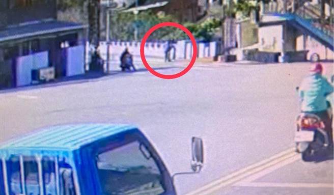 张女走路摇摇晃晃，不明原因走到护栏边后坠落身亡。（民眾提供／李京升苗栗传真）