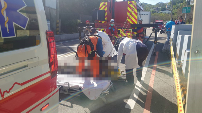 张女走路摇摇晃晃，不明原因走到护栏边后坠落身亡。（民眾提供／李京升苗栗传真）